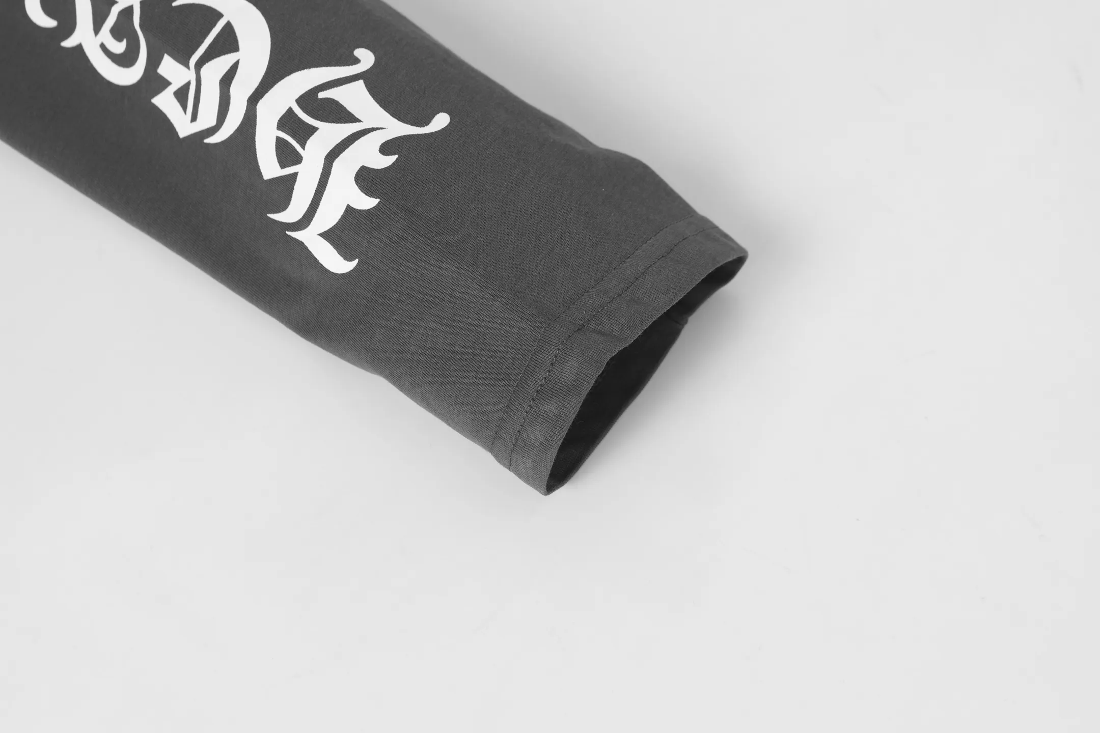 P150 Cross-border model, please do not place an order if you are looking for quality -Chrome Hearts/Chrome Hearts 23ss Sanskrit printed popular long-sleeved T-shirt -High weight, high density and high quality. The wool is soft, delicate and skin-friendly. It feels soft and silky. It has excellent warmth and skin-friendly properties. -Customized weaving and dyeing, no color difference. No matter the fabric or workmanship details, it beats the ordinary version on the market. -Colour: white with gray -Size: S M L XL